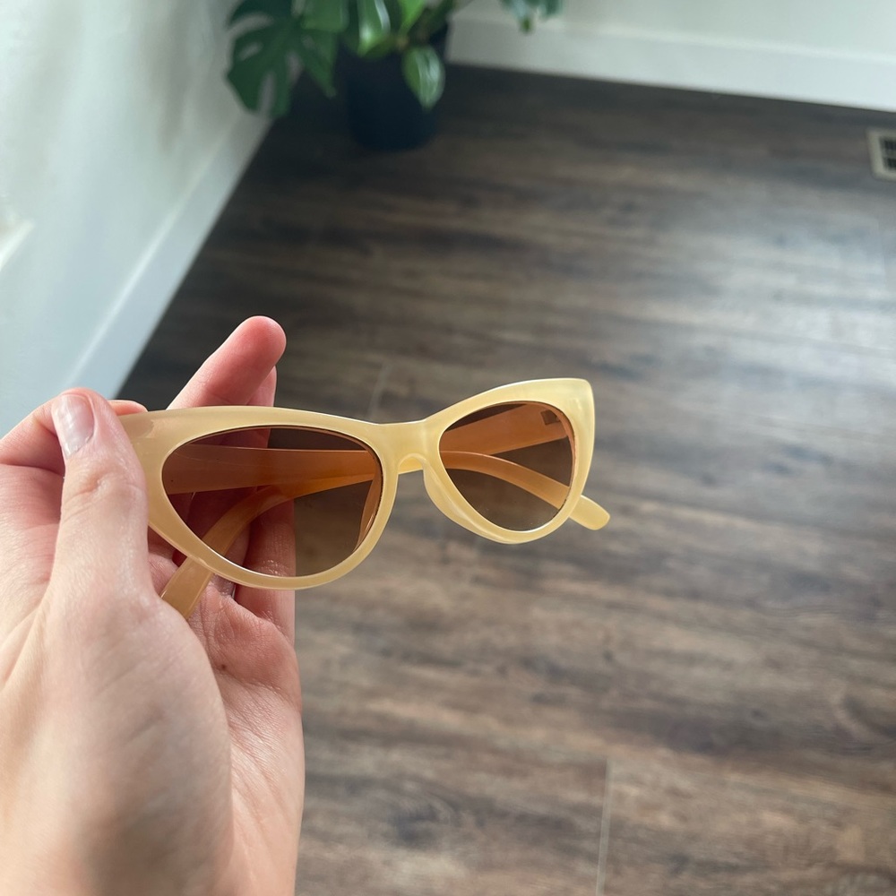 Fashionable sun glasses